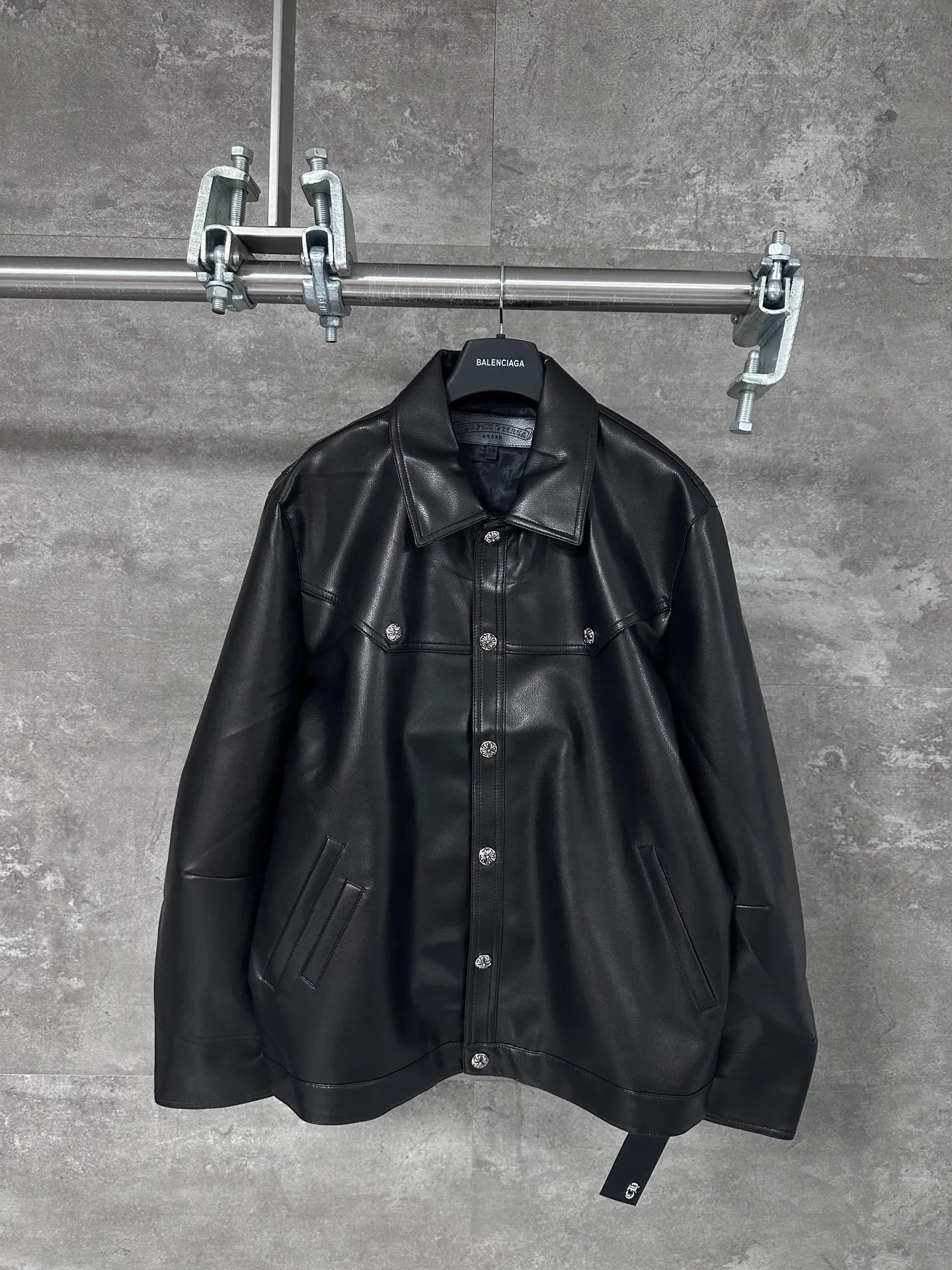 P800 💰 Chrome Heart*/Chrome Heart 24SS CH double-sleeved flame vine embroidered leather jacket. Originally purchased for 84,300, the fabric is custom-woven using black pebbled composite two-layer sheepskin material, custom-made silk jacquard logo lining, embroidery is processed using TAJIMA machine, appliqué embroidery technology, back imported template machine shape, customized genuine leather trademark, customized genuine leather size, customized 5.8cm metal logo mark, customized 18mm four-button buckle, customized 18mm two-button button, a full set of three-label accessories, exclusively produced.  Size：S/M/L
